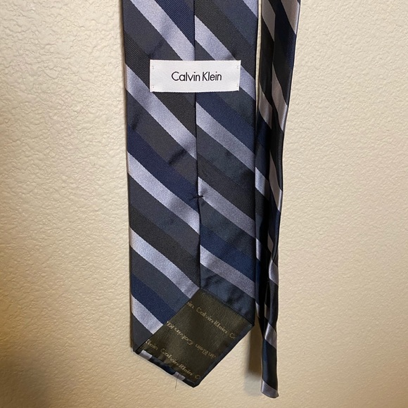 ⭐️Calvin Klein | Striped Blue Silk Tie - Picture 4 of 5